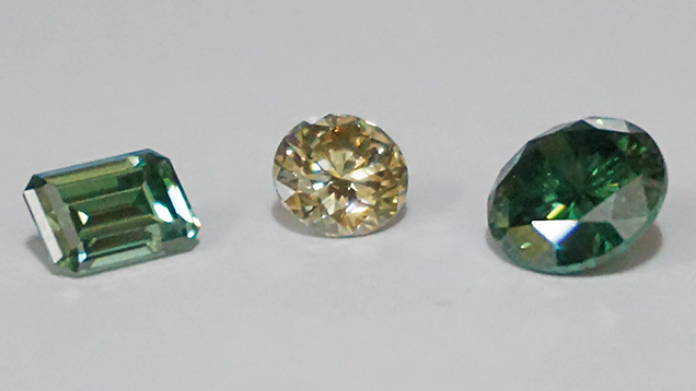 Synthetic moissanite imitating synthetic colored diamonds