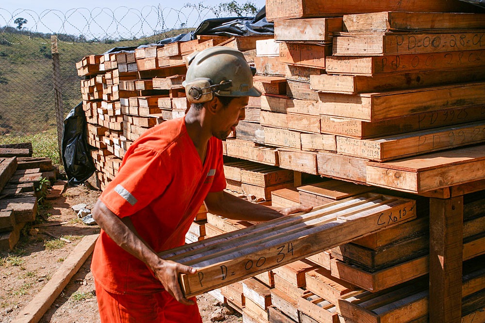 大規模で高度な採掘作業では、鉱山から市場までのエメラルドの長い旅は、地質調査や鉱石のコアサンプルから始まることもある。
