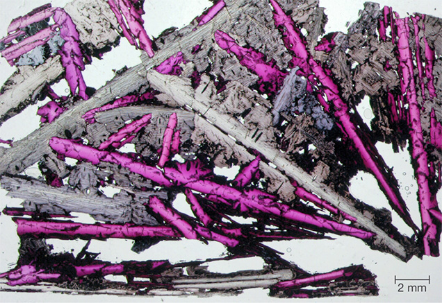 A petrographic thin section of ruby-diaoyudaoite slag.