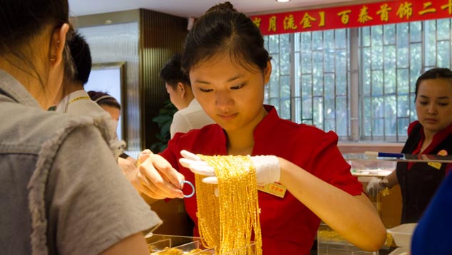 百泰珠宝公司的 9999 纯金首饰是该团队接触过的含金量最高的黄金首饰。 图片由 Eric Welch 拍摄，© GIA，首饰由百泰珠宝公司友情提供