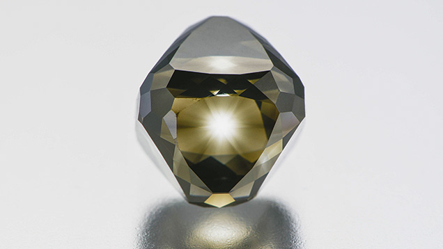 This eye-visible inclusion resembles a star and its rays.