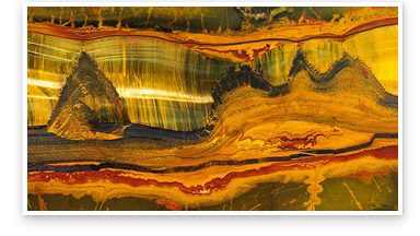 西オーストラリア州のマラマンバ地方から産出された、クォーツの変種タイガーズ アイの大きい研磨済みスラブ（平板）の拡大写真。寸法は、長さ10フィート（約3m）、幅20インチ（約50cm）、厚さ2インチ（約5cm）。写真: Emily Lane/GIA