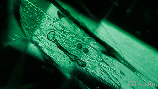 Flow Structure in Fracture of Natural Emerald
