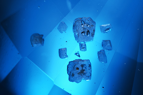 Glass-filled cavities on the sapphire’s pavilion.