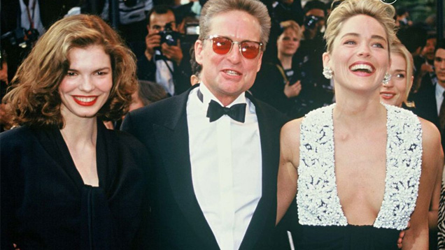 Jeanne Tripplehorn（珍妮·特里普里霍恩）、Michael Douglas（迈克尔·道格拉斯）、Sharon Stone（莎朗·斯通）走在 1992 年《本能》首映式的红毯上。 © Martin Katz, Ltd.