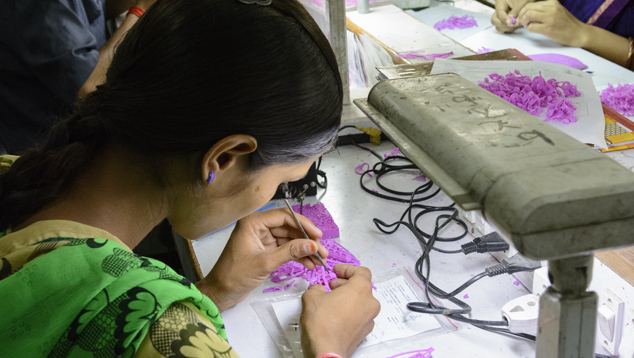 Skilled jewelry maker in Jaipur