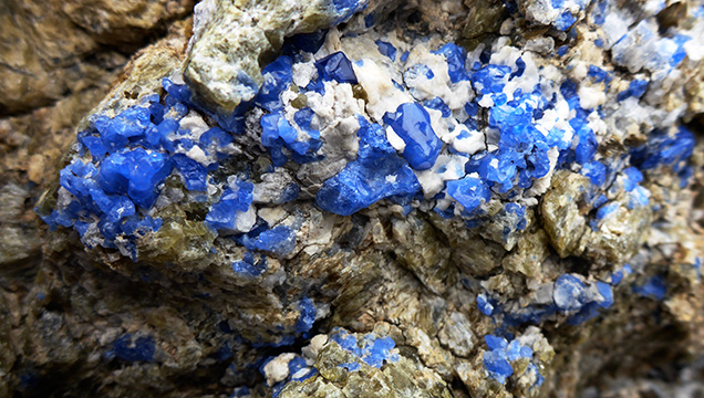 Cobalt-blue spinel from Baffin Island, Canada