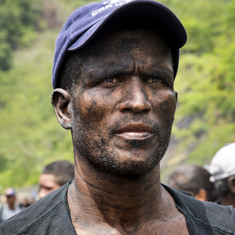 A Colombian independent miner