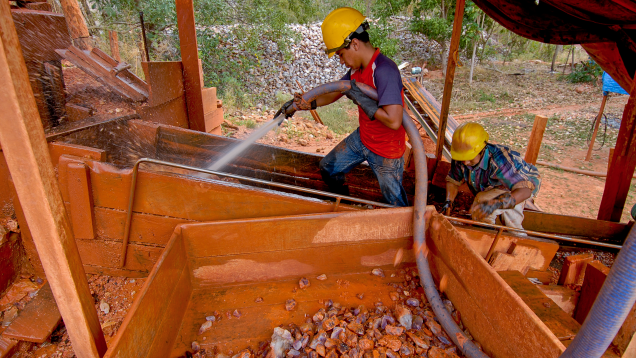 アナイ鉱山からの原石の下洗い
