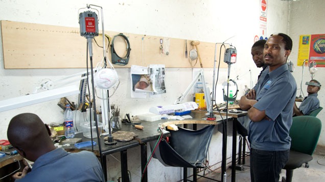 エンコビル・エンコシ、南アフリカのソウェトにある彼のスタジオにて。