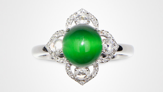 Green omphacite <i>fei cui</i> jade displaying chatoyancy.