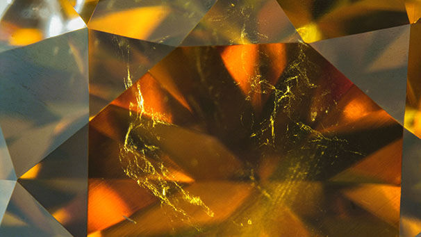 Wispy clouds found in type Ib diamond; field of view 7.19 mm.