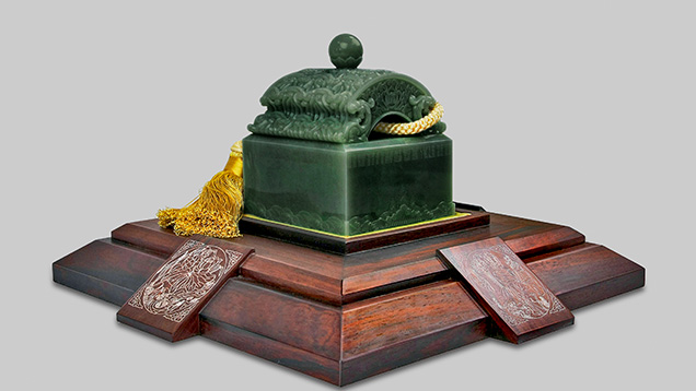 中国美術の軟玉（ネフライト）ブドウの彫刻　重さ約3,5㌔ The Nephrite Jade Road: Evolution of the Green Nephrite Market