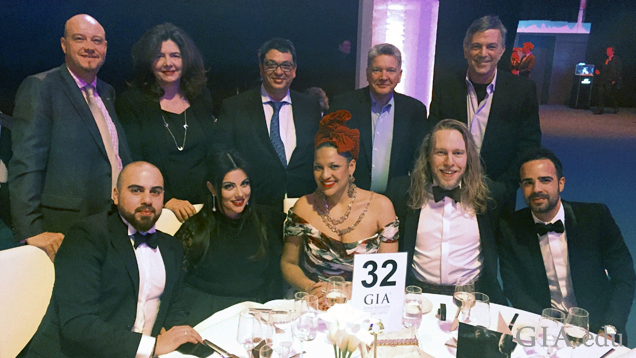 ミュンヘンのインホルゲンタ賞の祝賀会でおしゃれに祝う、GIA同窓会のドイツ支部のメンバーとゲスト。 提供：ドイツ支部