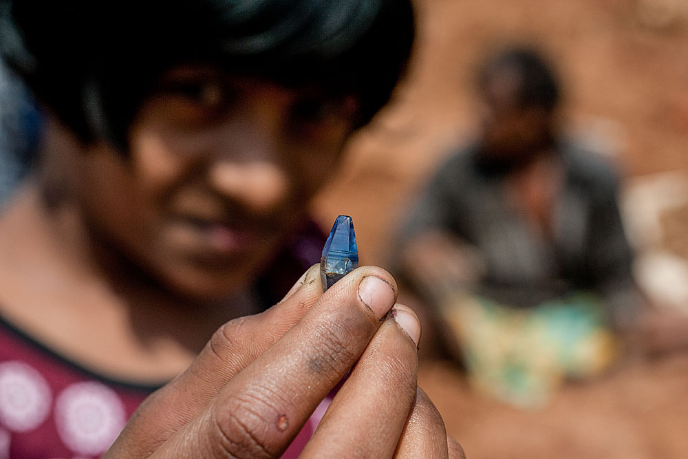 スリランカは何千年もの間サファイアの産地であったが、2012年2月14日に Kataragama（カタラガマ）近郊で新しい鉱床が発見された。