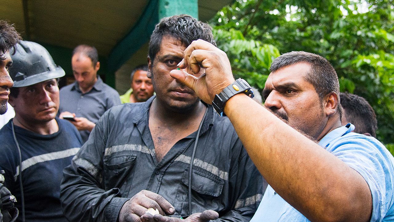 Emerald buyers outside the gate at La Paz mine