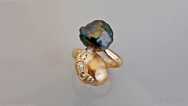 A black Tahitian pearl and a gold nugget in the shape of a Keshi pearl (with 5 diamonds set in it) bypass one another in this ring.