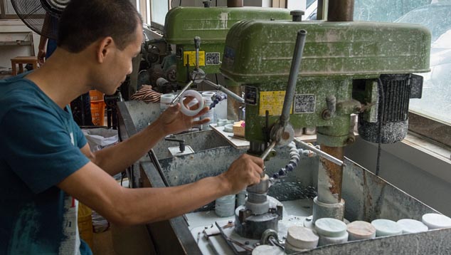 鋭い角を作成するには、まず角に切り込み、その後鋸刃を取り外して別の方向から角をカットすることができます。