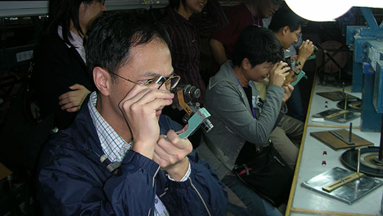 想看钻石是如何加工而成的？ GIA学生前往参观钻石工厂了解幕后之旅。