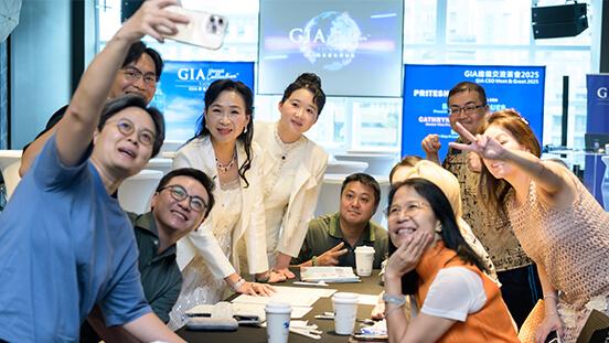 GIA 校友们在毕业很久后仍在一起学习、玩耍和社交联络。