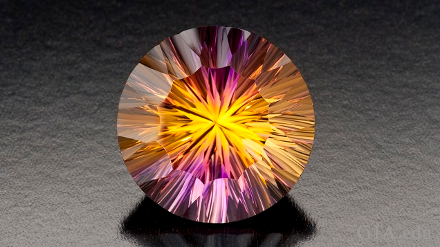 爆発するような黄色と紫色がこのラウンドカットのアメトリン中で放射される。