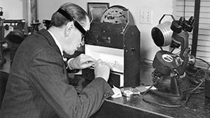 G&amp;G founder Robert M. Shipley grades stones on the GIA Diamondlite, which provided standard lighting conditions for color grading diamonds.