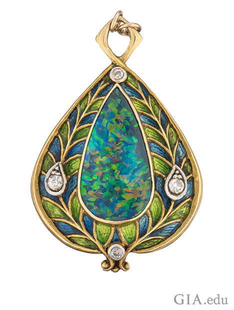 一颗梨形凸圆面黑蛋白石以欧式切工的钻石以及蓝色和绿色搪瓷作为装饰，并采用 14K 黄金镶座。