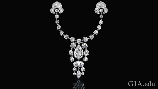 镶有多颗钻石的胸针。