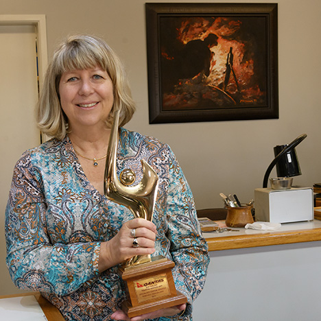 トロフィーを持つ女性