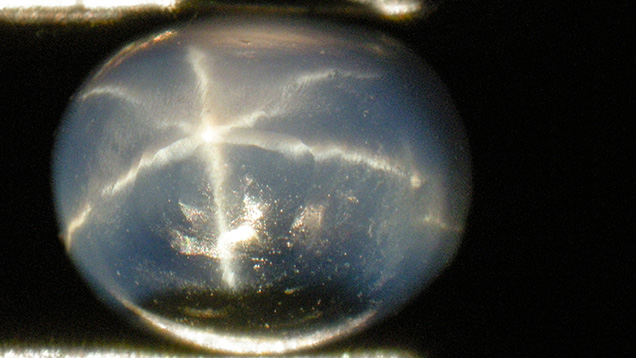 Synthetic sapphire cabochon with star restricted to the blue zones