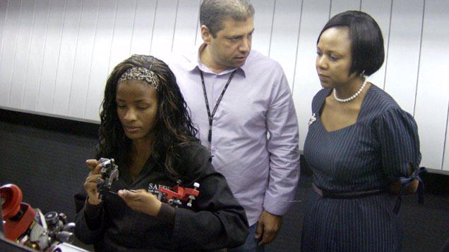 業務執行取締役Rutang Moses（ルタング・モーゼス）は、工場長とダイヤモンド研磨担当者と協議しました