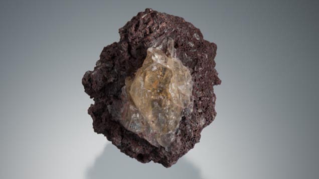 この大きな黄色い長石の斑晶は、火山灰の中に埋め込まれている。 - Robert Weldon