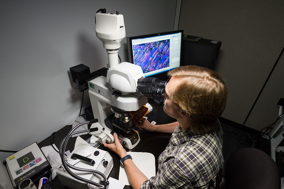 インクルージョンや他の特徴の写真は、最大1000倍の倍率で撮影することができる。 写真の機器：ニコン製顕微鏡「Eclipse LV-100」