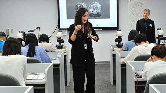 透过实践练习，打下宝石学基础，为你在宝石和珠宝行业的职业生涯做好准备。