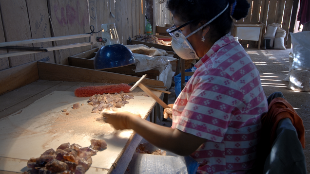 アナイ鉱山でのクォーツのコーミングと選別