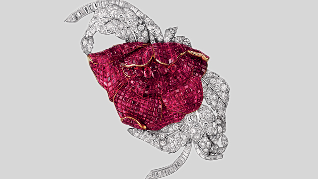 この牡丹のクリップは、700個のミステリーセットされた四角いビルマ・ルビーで作られた花びらがあり、ハートはファセットカットされた6個の楕円形ルビー、葉は43個のバゲットと196個の丸いダイヤモンドで作られています。 ルビーは重さが合計60カラット、ダイヤモンドは30カラットです。 写真：ヴァンクリーフ＆アーペルズのご厚意によるもの