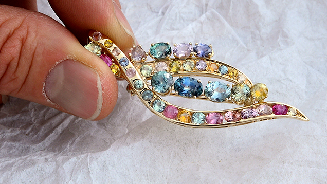 Pin mounted with sapphires found by a visitor at Gem Mountain