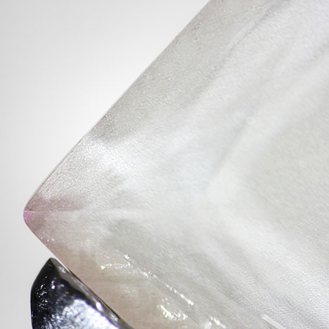 Figure 2. After the crown was separated from the pavilion of sample PM01, the observed color was concentrated on the outer edge, and the middle area was colorless. Photo by Tsung-Jen Wu.