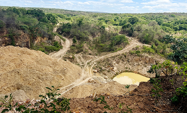 Figure 1. Pedro II is the most important opal source in Brazil. The town is located in the northeast of the state of Piauí, and opal deposits are distributed in an area about 20 km in diameter around the township. The current opal mine is an open-pit operation. Photo courtesy of Prime Gems.