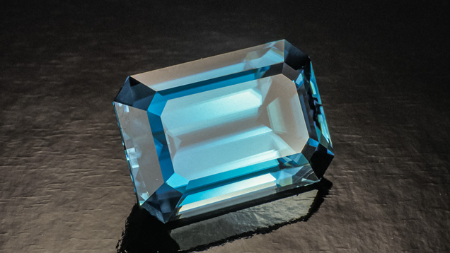 祖母绿切工蓝色锆石