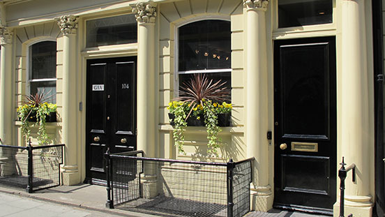 GIA 位于牛津街的时尚商品店和考文特花园游乐场的中心地带，距离两处都只有五分钟路程。