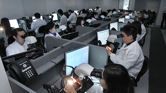 GIA 鉴定所享誉全球。 鉴定所里的发现将成为课堂课程的一部分。