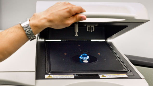 窒素又はホウ素をチャンバ内に入れると、黄色または青色の合成ダイヤモンドができます。