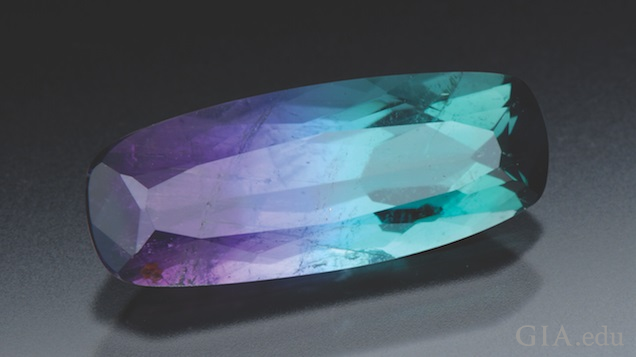 細長い長方形のカットトルマリンからは、ほんの少しの紫色とターコイズ色が見える。