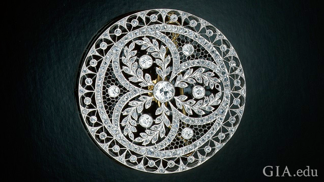 采用精湛的雕镂和钻石衬托的圆形别针。