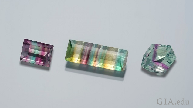 ファセットカットされたフルオライト（正方形、長方形および八角形）にはピンク、紫色、緑色、黄色およびターコイズ色のバンドがある。