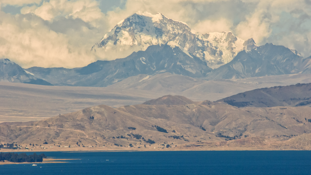 ワイナ・ポトシ山とチチカカ湖
