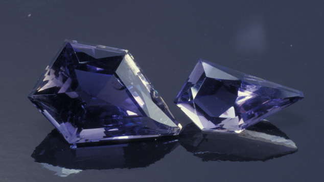 アイオライトは、装飾品として、またおそらく航海の道具として使われた長い歴史がある。 – Robert Weldon