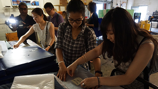 几名女子正在给样品打包和贴标签