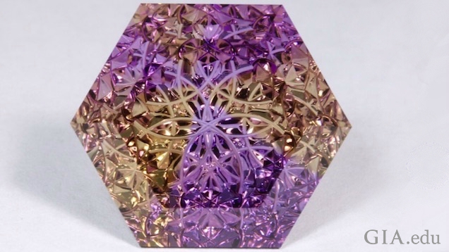 一颗精雕细琢的八角形紫黄晶（黄水晶和紫水晶）。